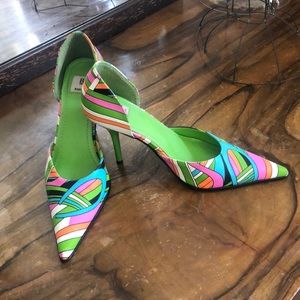 Multi colored pumps
